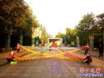 迎國慶：舞龍隊(duì)在營口市人民公園編出大五星
